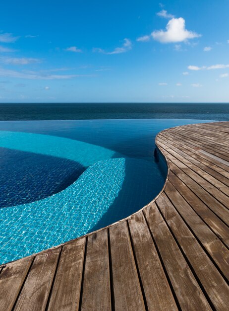 Vista della piscina a sfioro sul mare e sul cielo blu.