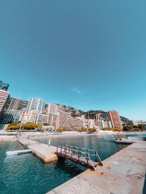 Vista della piscina dagli edifici contro un cielo blu limpido