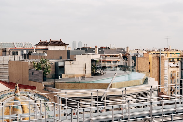 Vista della piscina sul tetto da un edificio vicino sul tetto della casa su cui si trova la piscina