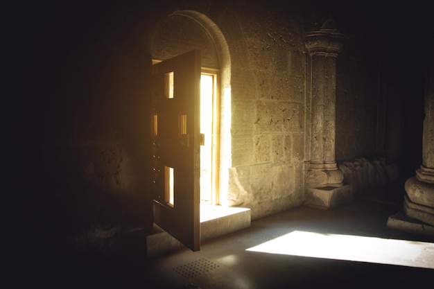 Vista della porta di legno della chiesa aperta