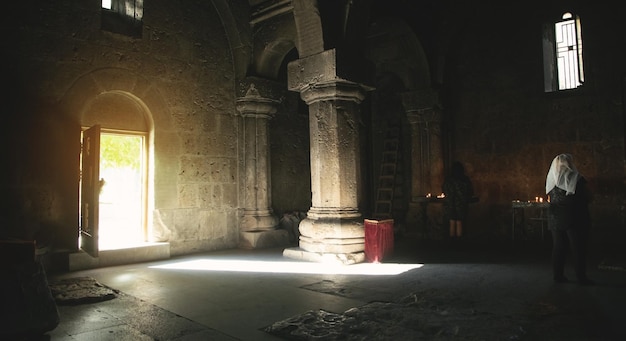 Vista della porta di legno della chiesa aperta.