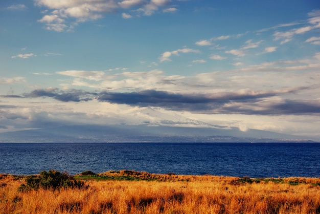 Vista della primavera della costa alla città di tramonto Trapani. Sicilia