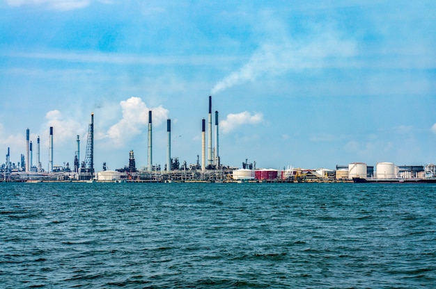 Vista della raffineria di petrolio e del serbatoio di stoccaggio da offshore.