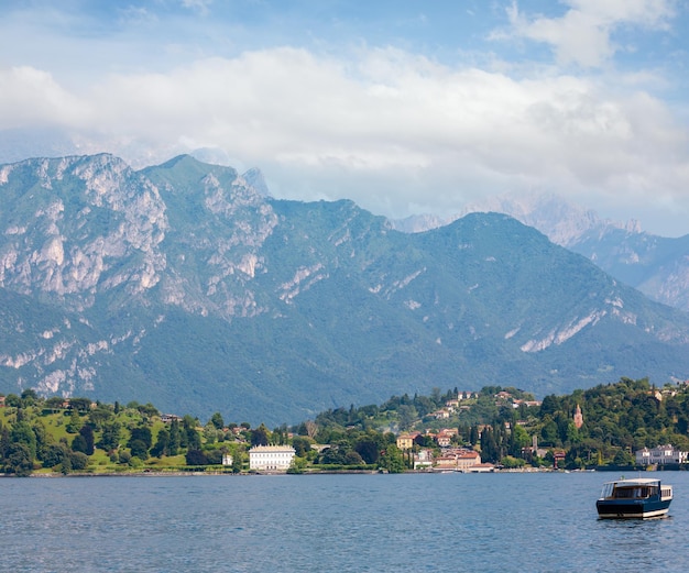 Vista della riva estiva del Lago di Como dalla nave a bordo Italia