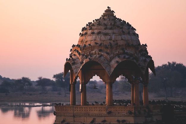 Vista della scena pacifica del lago Gadisar al mattino Jaisalmer India