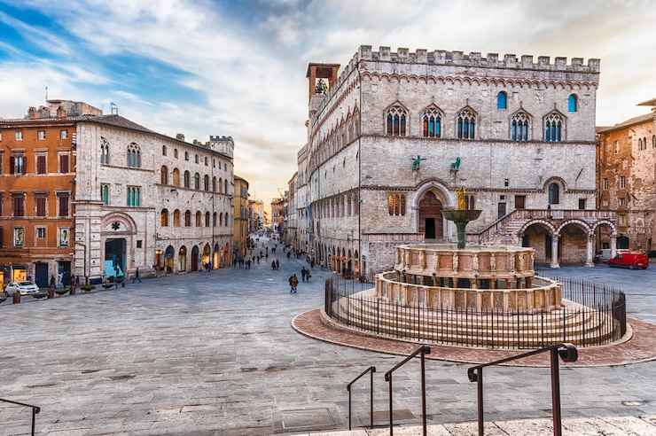 Foto vista della scenografica piazza iv novembre, perugia, italia