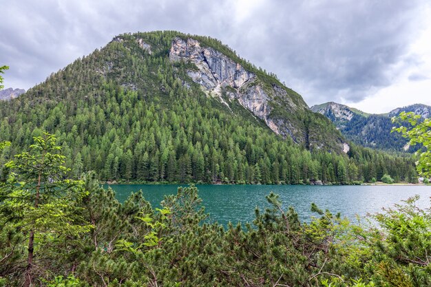 Vista della sera Lago di Braies nelle Alpi italiane