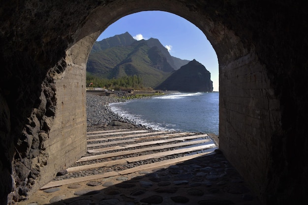 Vista della spiaggia attraverso il tunnel