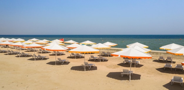 Vista della spiaggia da un drone meraviglioso paesaggio estivo sabbia pulita e acqua blu