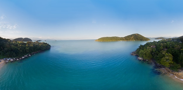 Vista della spiaggia, del mare e della foresta il giorno nuvoloso a Prainha, una spiaggia tropicale vicino a Paraty