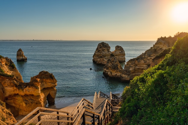 Vista della spiaggia di Camilo, all'alba, a Lagos in Algarve.