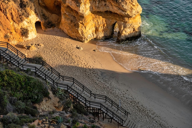 Vista della spiaggia di Camilo, all'alba, a Lagos in Algarve.