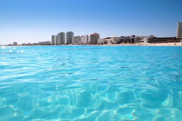 Vista della spiaggia di Cancun dai Caraibi turchesi