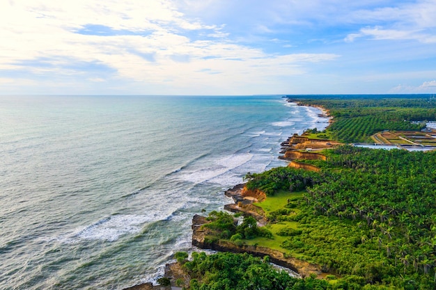 Vista della spiaggia di fotografia aerea di panorama naturale indonesiano con bella abrasione