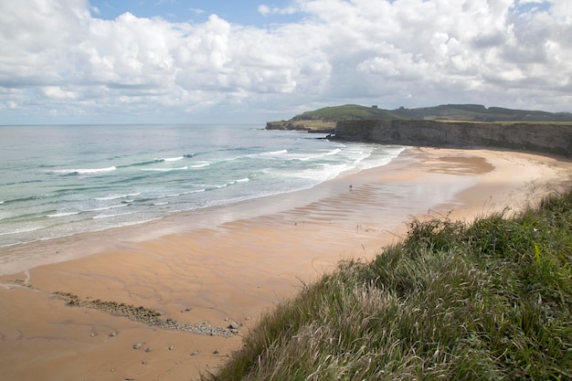 Vista della spiaggia di Langre, Santander, Spagna