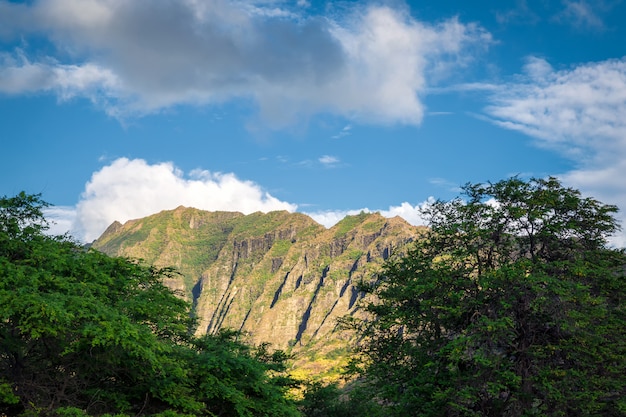 Vista della spiaggia di Makua con le belle montagne e cielo nuvoloso nei precedenti, isola di Oahu, Hawai