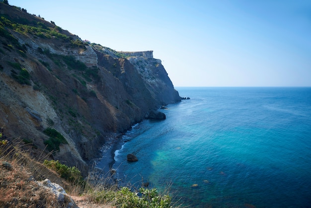 Vista della spiaggia inespugnabile calma e roccia al mattino presto.