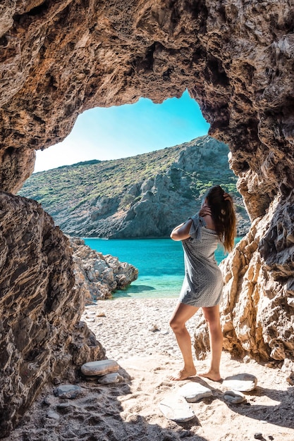 Vista della spiaggia paradisiaca sulla costa egea della Grecia Grotta nel mare