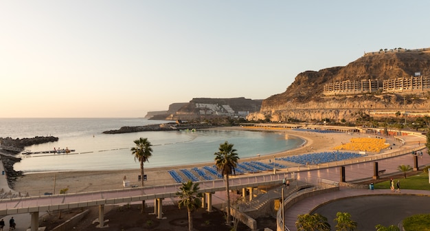 Vista della spiaggia piena della baia di Playa de Amadores sull'isola di Gran Canaria in Spagna.
