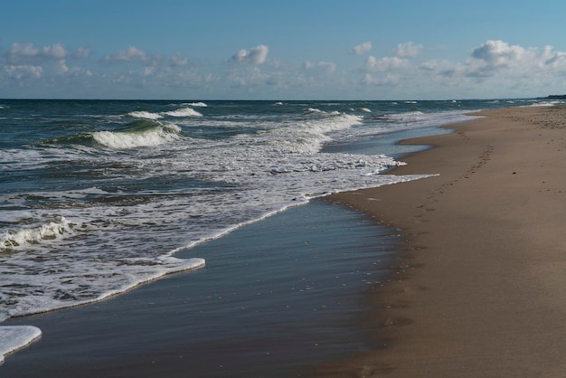 Vista della spiaggia sul Mar Baltico sulla riva del Curonian Spit con impronte sulla sabbia in una soleggiata giornata estiva regione di Kaliningrad Russia