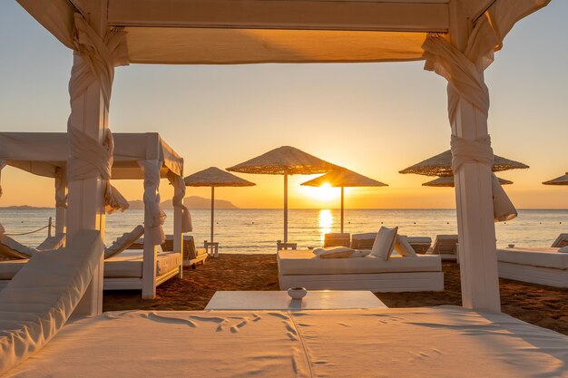 Vista della spiaggia tropicale con ombrelloni durante il tramonto Vacanza e concetto di viaggio