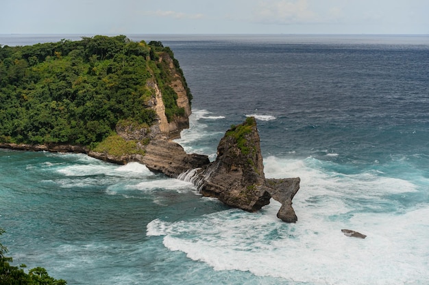 Vista della spiaggia tropicale, rocce marine e oceano turchese, cielo blu. Spiaggia di Atuh, isola di Nusa Penida, Indonesia. Concetto di viaggio. Indonesia