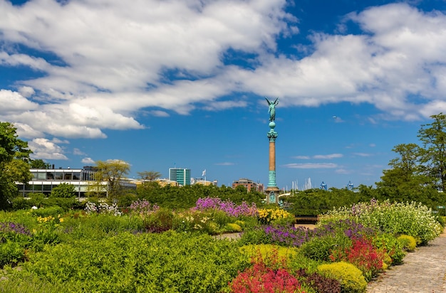 Vista della statua dell'Angelo della Pace a Copenaghen