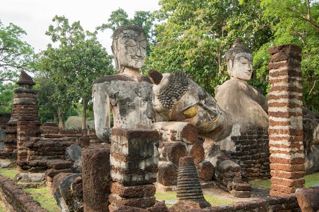 Vista della statua di Buddha nel tempio