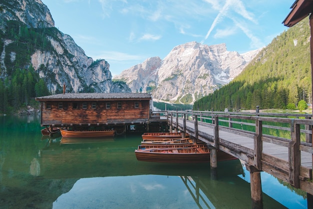 Vista della stazione della barca di legno al lago alpino dell'alta montagna