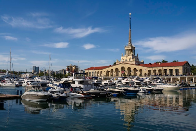 Vista della stazione marittima di Sochi in una soleggiata giornata estiva Territorio di Sochi Krasnodar Russia