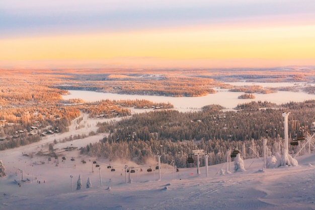 Vista della stazione sciistica Ruka Lapponia finlandese, freddo tramonto invernale.