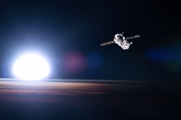 Vista della stazione spaziale sullo sfondo della Terra