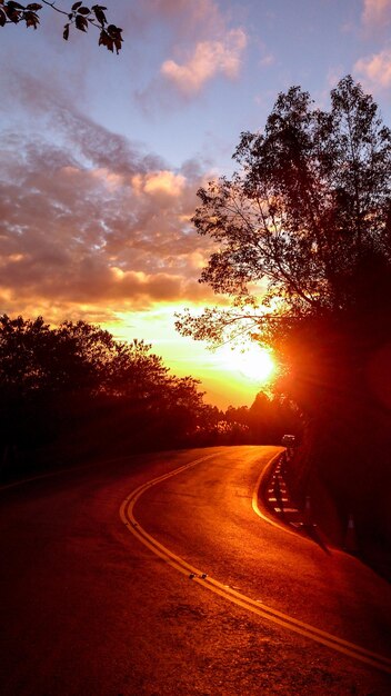 Vista della strada al tramonto