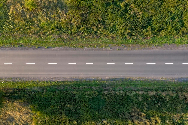 vista della strada asfaltata dall'alto riprese con il drone