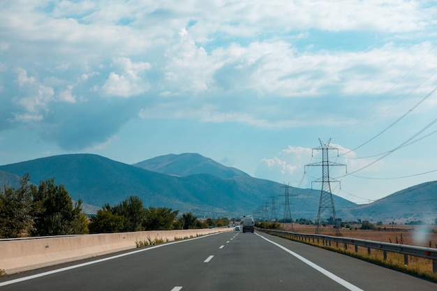 Vista della strada autostradale in una giornata di sole