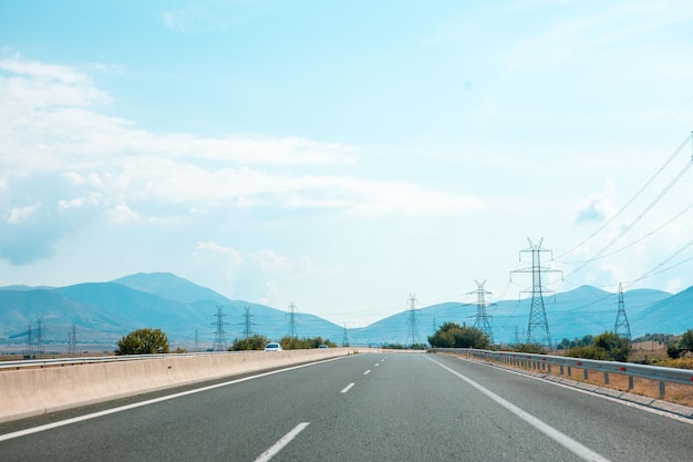 Vista della strada autostradale nello spazio della copia di una giornata di sole