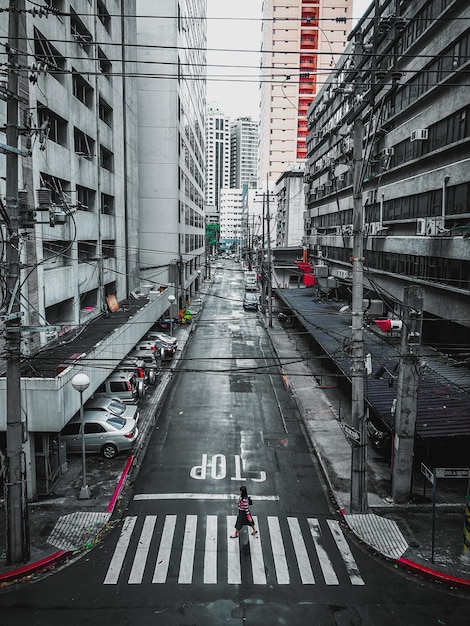 Vista della strada che attraversa la città