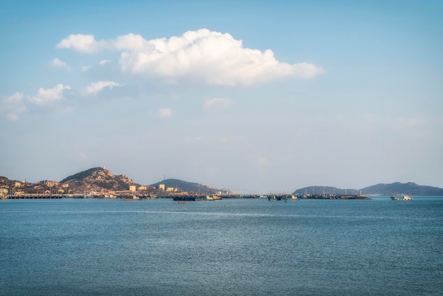 Vista della strada del paesaggio della costa della città di Qingdao