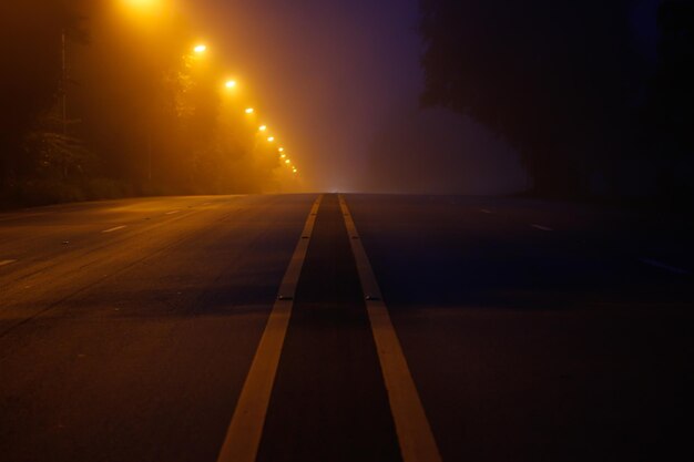 Vista della strada di notte durante l'inverno