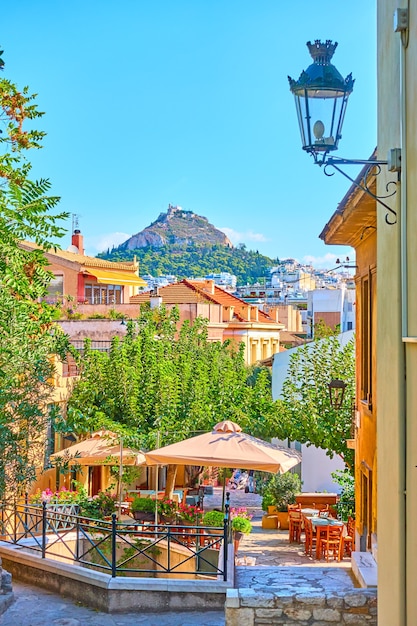 Vista della strada nel quartiere di Plaka nella città vecchia di Atene, Grecia - pittoresco paesaggio urbano con skyline della città