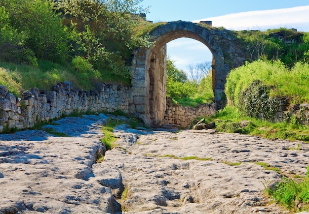 Vista della strada pietrosa nell'insediamento antico della caverna di Chufut Kale