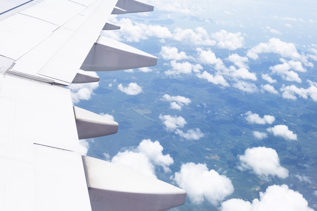 Vista della terra, della nuvola e dell'ala dell'aeroplano dalla finestra