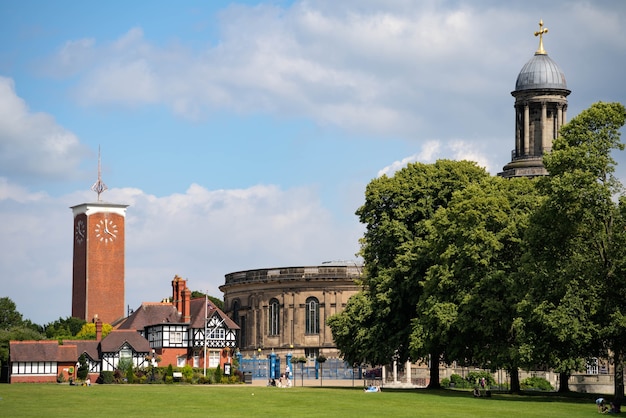 Vista della torre dell'orologio di Market Hall e la chiesa di St Chads a Shrewsbury, Shropshire, Inghilterra