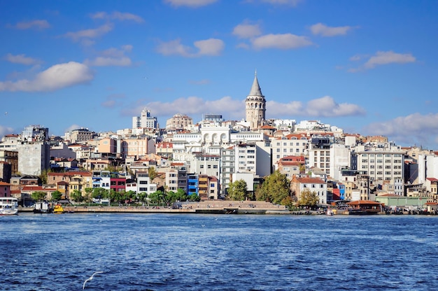 Vista della torre di Galata da The Golden Horn Bay Istanbul