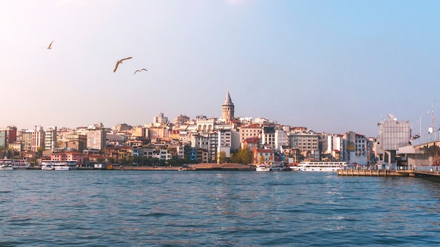 Vista della torre di Galata di paesaggio urbano di Costantinopoli con le barche turistiche di galleggiamento in Bosforo, Costantinopoli Turchia