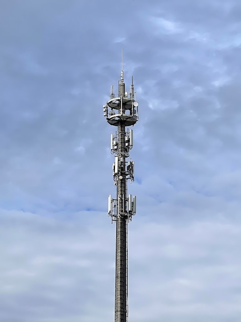 Vista della torre LTE5g da terra Concetto delle moderne tecnologie di telecomunicazione