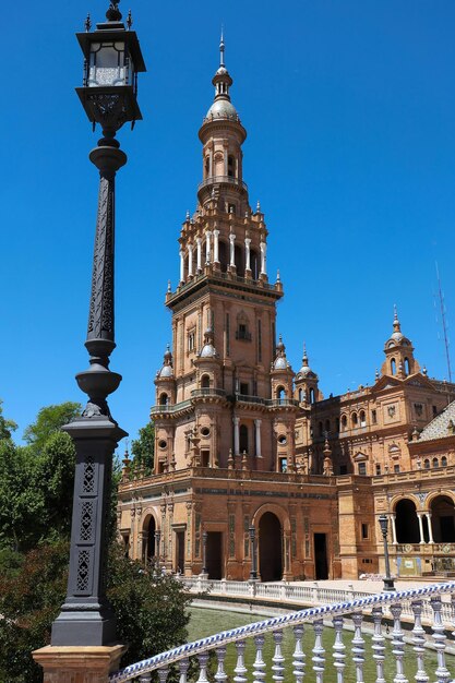 Vista della Torre Nord alla fine dell'edificio in stile neomoresco situato nella bellissima Plaza de Espana nella città di Siviglia in Andalusia Spagna