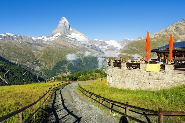 Vista della traccia di escursione in alpi svizzere, area delle montagne di Zermatt vicino al picco del Cervino di estate, Svizzera