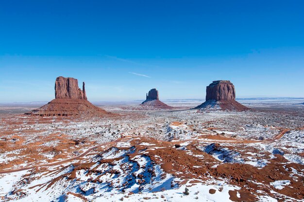 Vista della valle del monumento coperta di neve contro un cielo blu limpido