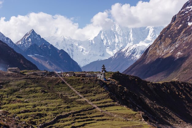 Vista della valle e delle cime montuose della regione del Manaslu in Himalaya